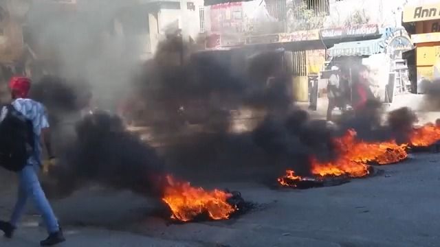 Gangy na Haiti přitvrzují. Klíčová čtvrť v Port-au-Prince hoří